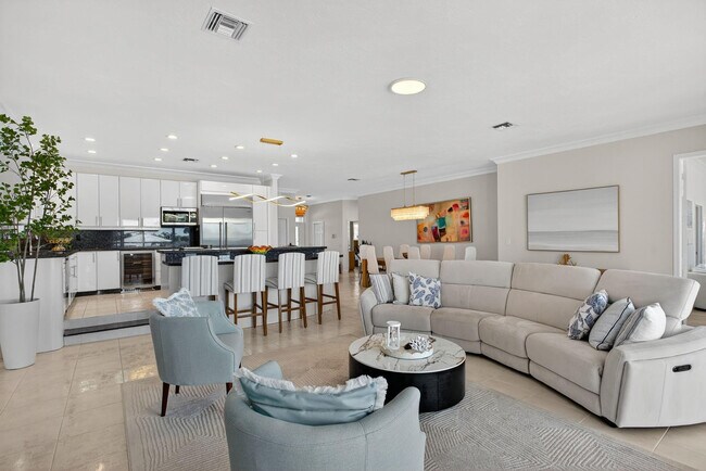 Building Photo - 513 S Riverside Dr