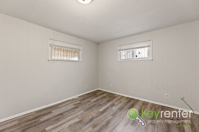 Building Photo - Clean and cute 3 bedroom house near shopping, restaurants, and easy highway access!