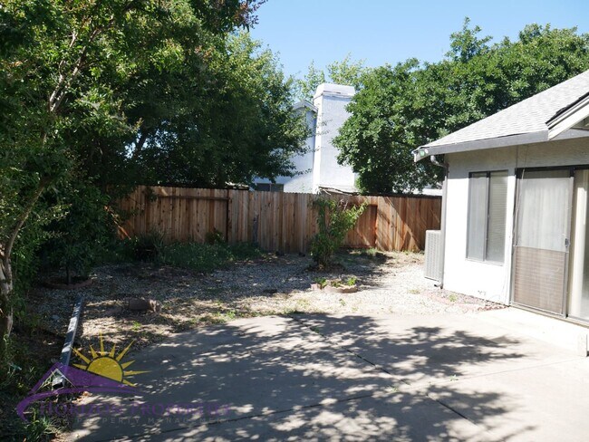 Building Photo - Bright 3 Bed 2 Bath 1,477 Sq. Ft. Sacramen...