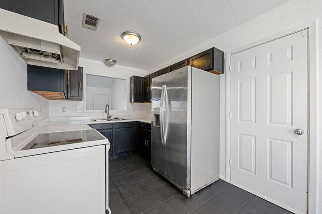 Building Photo - 4601 W Creek Cir