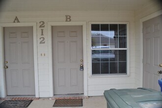 Building Photo - 212 Janelle Dr