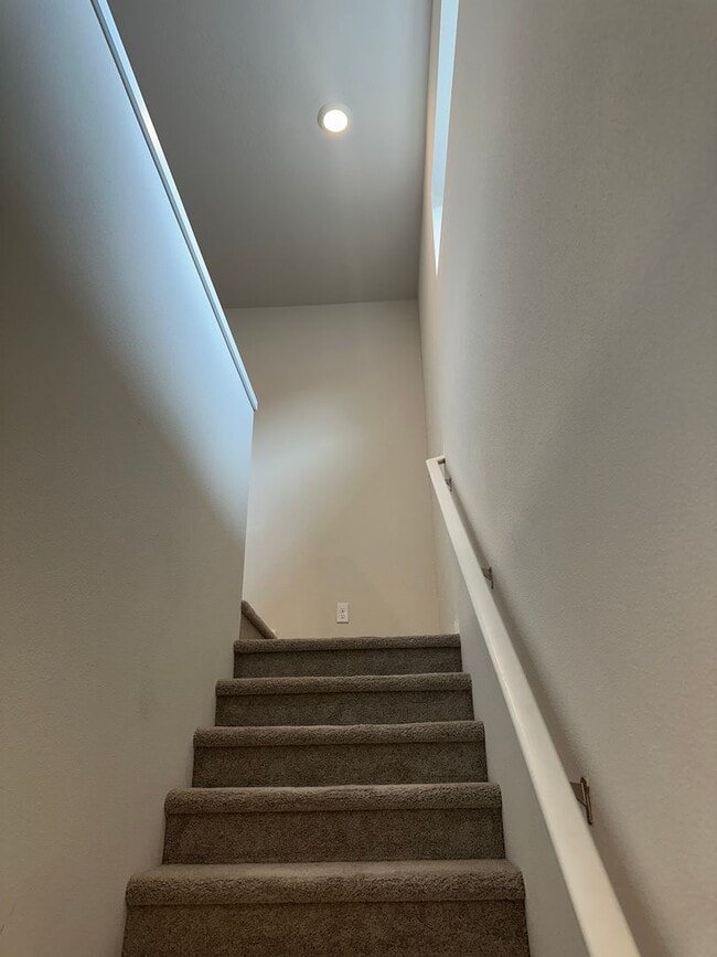 Building Photo - Newer 4 bedroom 2.5 bathroom house!