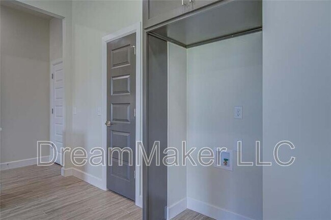 Building Photo - 207 Hope Ave