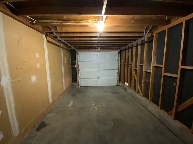 Building Photo - 3 Bedroom Single Story Home Available Near...