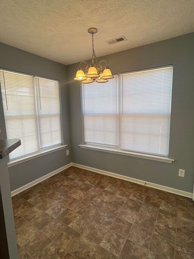 Building Photo - Great location! Close to Everything!