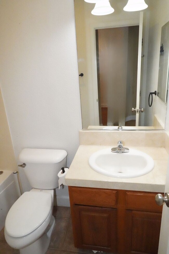 Building Photo - Beautiful 4 bed/ 3.5 bath in Natomas!