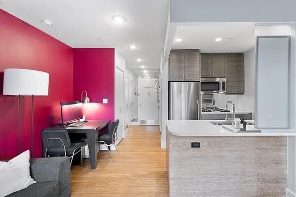 Primary Photo - 305 W 16th St