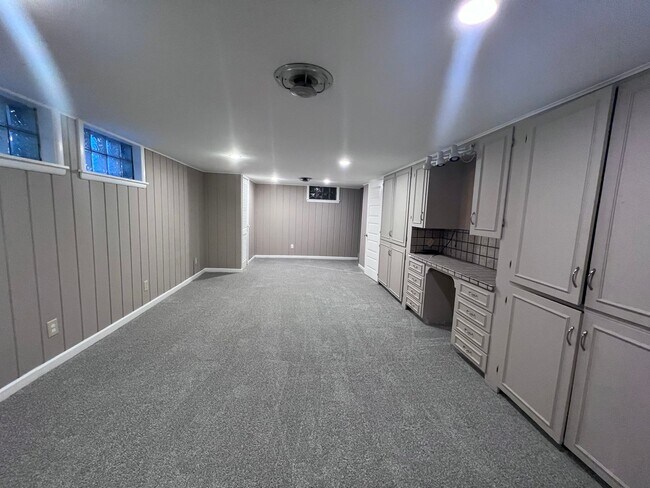 Building Photo - East Grand Rapids Schools - 4 bedroom home