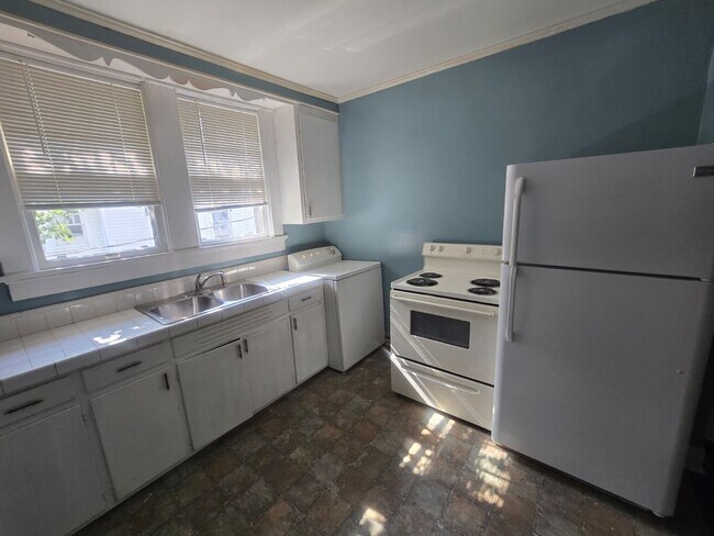 Building Photo - Charming Historic 2BR Apartment with Garag...