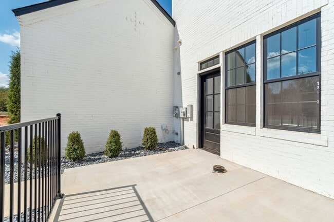 Building Photo - Townhome 2 bed 2.5 Bath "The White Workroom" in The Heart of Selah