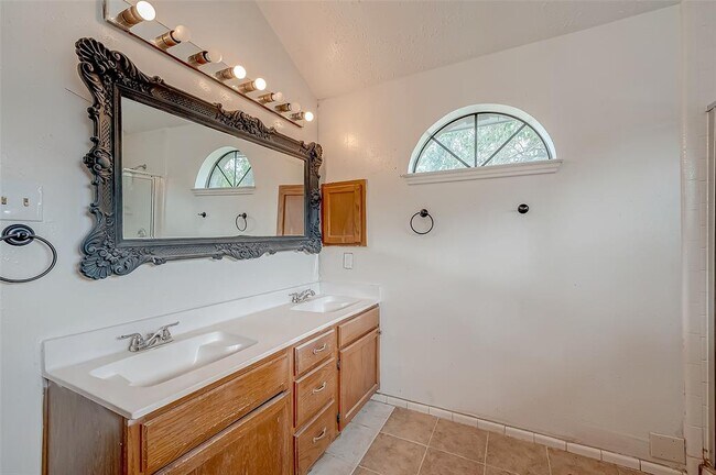 Building Photo - 2026 Sandy Knoll Dr