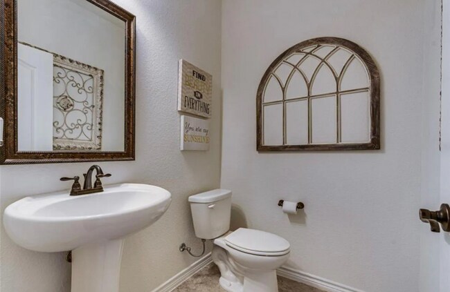 Building Photo - 404 S Hill Dr