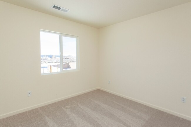 Building Photo - 8981 Quail Fls Dr