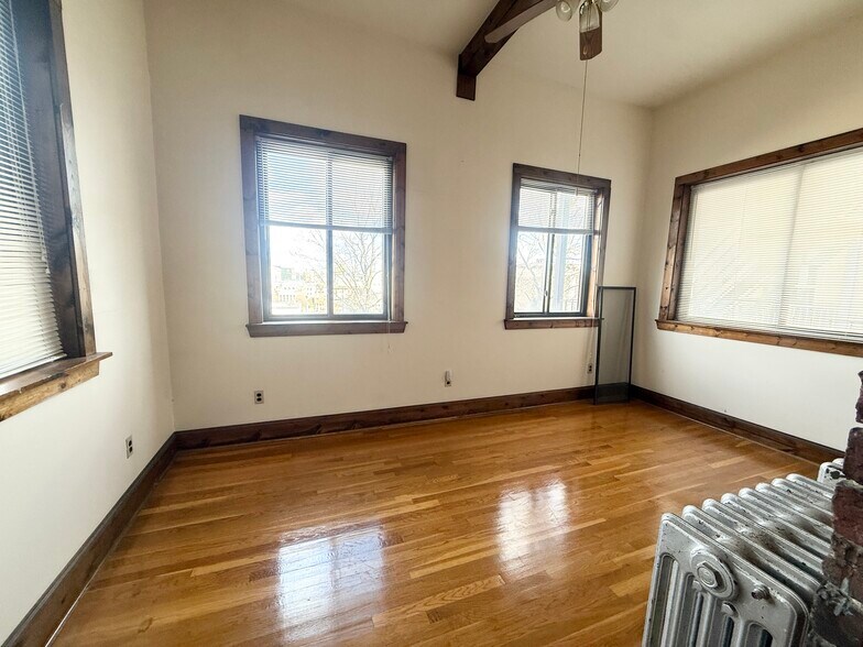 Building Photo - 145 Hillside St