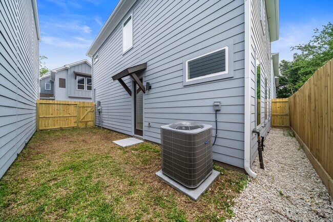 Building Photo - 7514 Sandle St