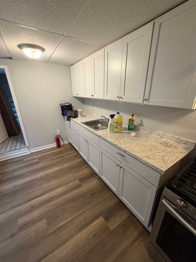 Building Photo - 5 Bedroom House