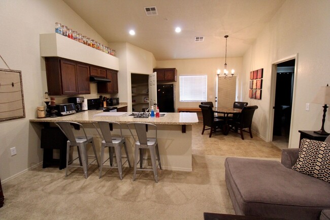 Building Photo - Furnished Short Term Rental