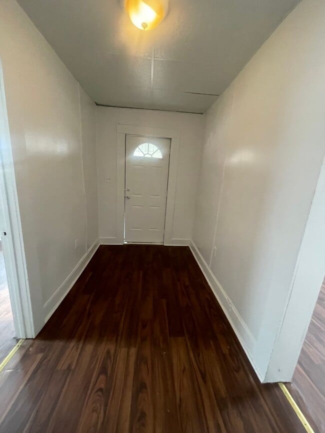 Building Photo - Available Now  LARGE 3 Bedroom 1 bath house