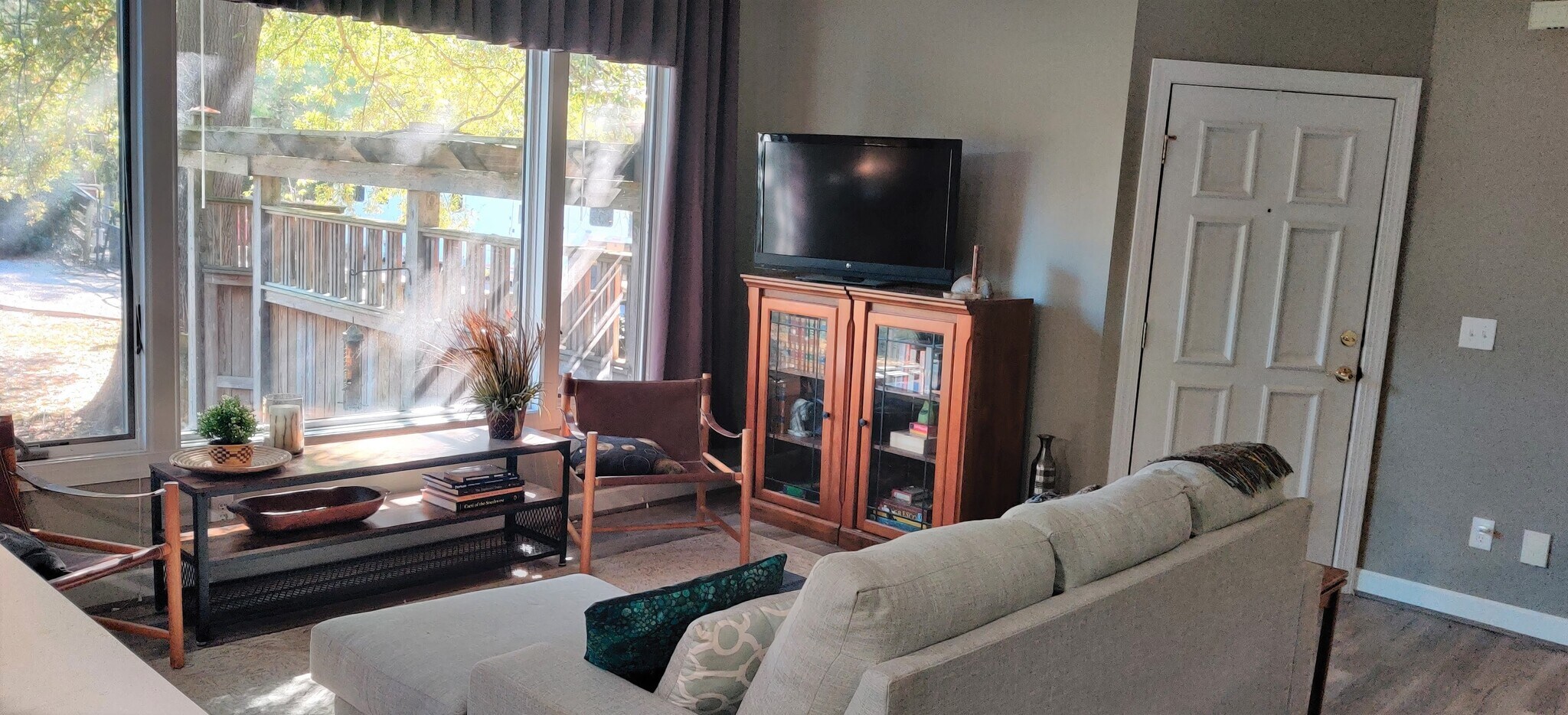 Building Photo - 250 Paddock Dr