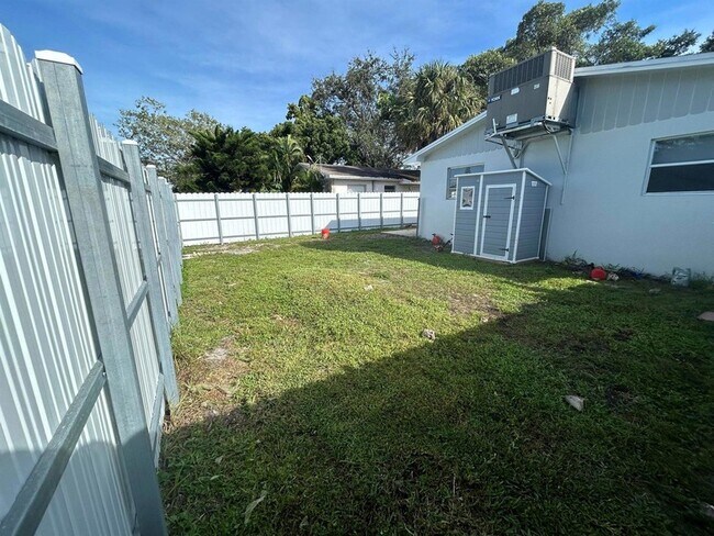 Building Photo - 4350-4352 SW 62nd Ave