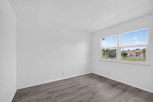 Building Photo - 1536 SE Royal Green Cir
