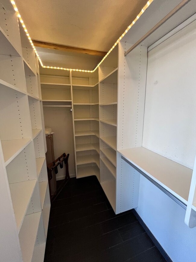 Building Photo - WOWZER Beautiful 1 bedroom Condo