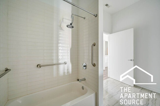 Building Photo - Top Floor Massive 3 Bed/2 Bath in the South Loop with a Stunning Updated Kitchen!