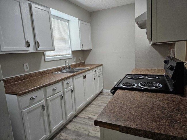 Building Photo - 6028 Laurel Hall Dr