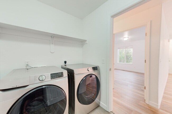 Building Photo - 3 Bed 2 Bath Unit Available in Bozeman!