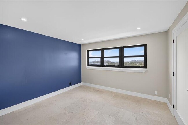 Building Photo - 3200 Port Royale Dr N