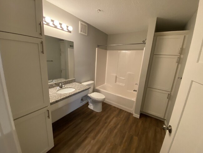 Building Photo - Modern Comfort Meets Urban Convenience in Longfellow!