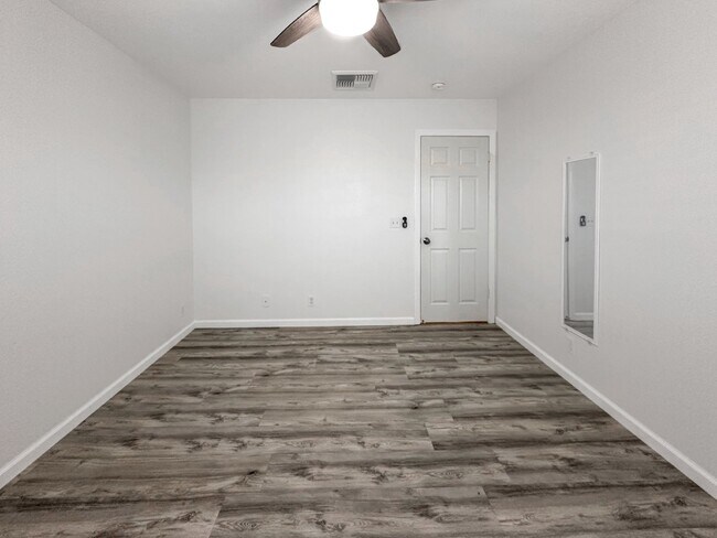 Building Photo - 1240 W Mariposa Ave