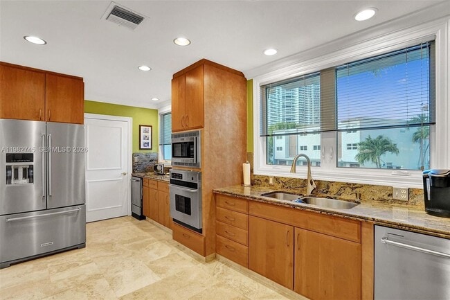 Building Photo - 3942 NE 171 St