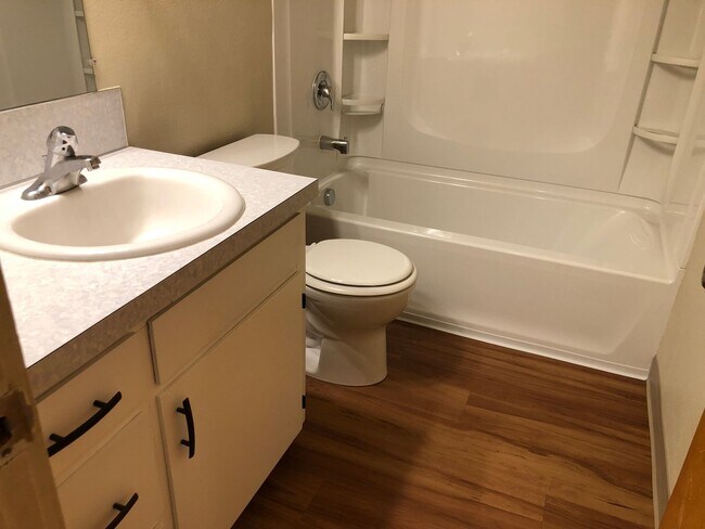 Building Photo - Updated 3 bedroom 1 bath house in Springfi...