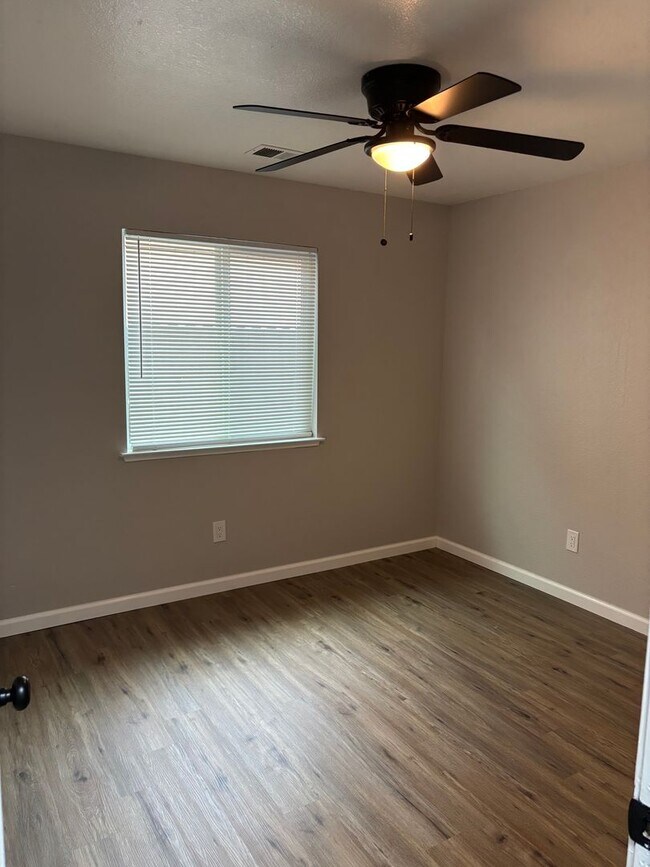 Building Photo - 3 B/D 2 BA HOME WITH AN OFFICE IN YUBA CITY AVAILABLE NOW!