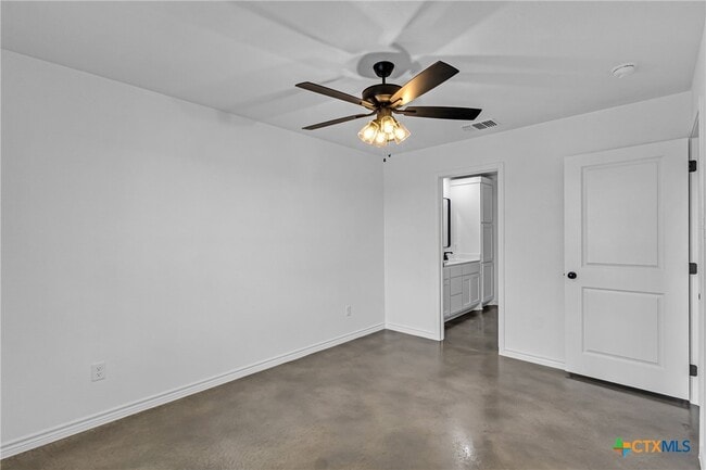 Building Photo - 905 Smoke Tree Ln