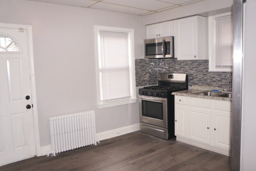 Building Photo - 5633 Ready Ave