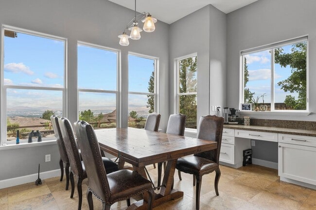 Building Photo - Beautiful Home in ArrowCreek!