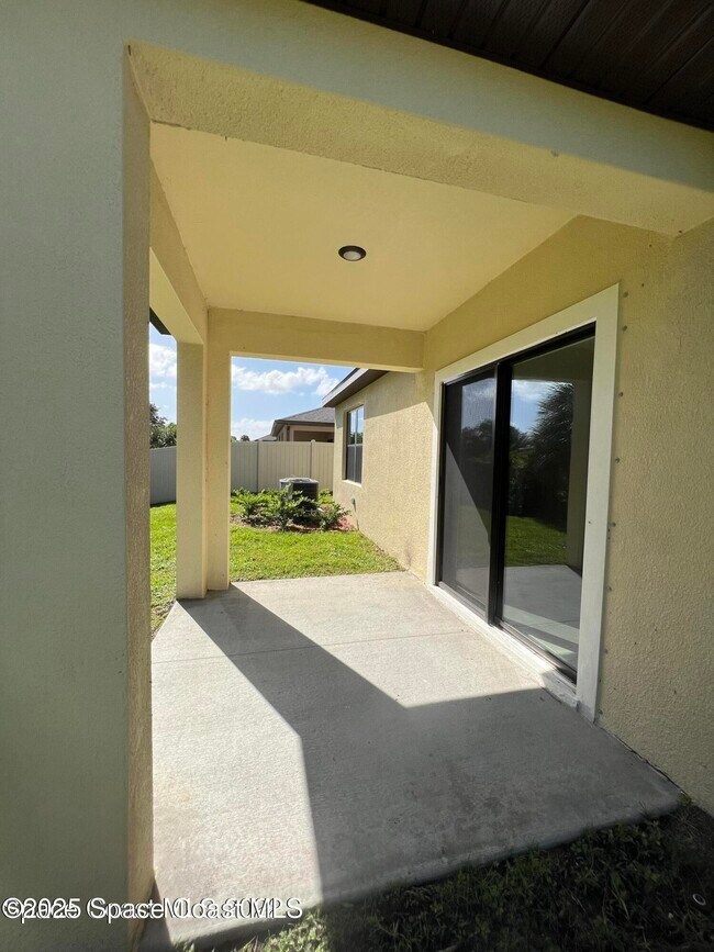 Building Photo - 7459 Tourmaline Dr
