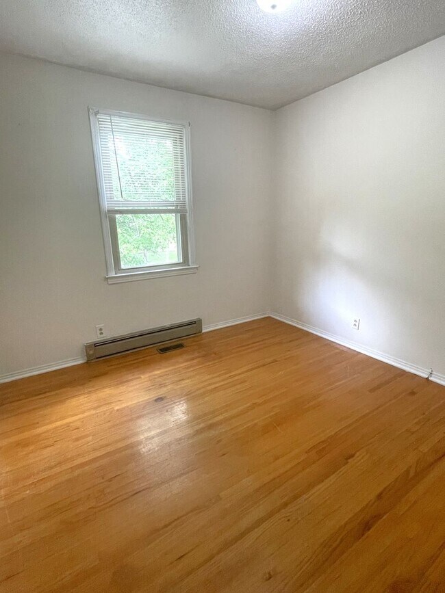 Building Photo - Excellent 3 Bedroom Home Minutes from Down...