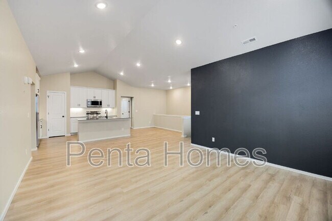 Building Photo - 563 Vicot Wy