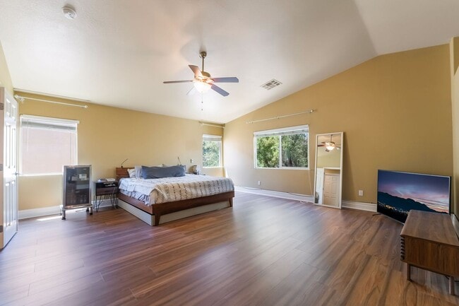 Building Photo - Charming 3 Bedroom Home in the Heart of So...