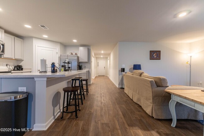 Building Photo - 509 Birdsong Dr