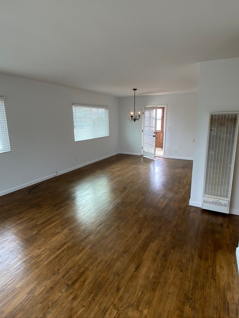 Building Photo - 566 W 38th St