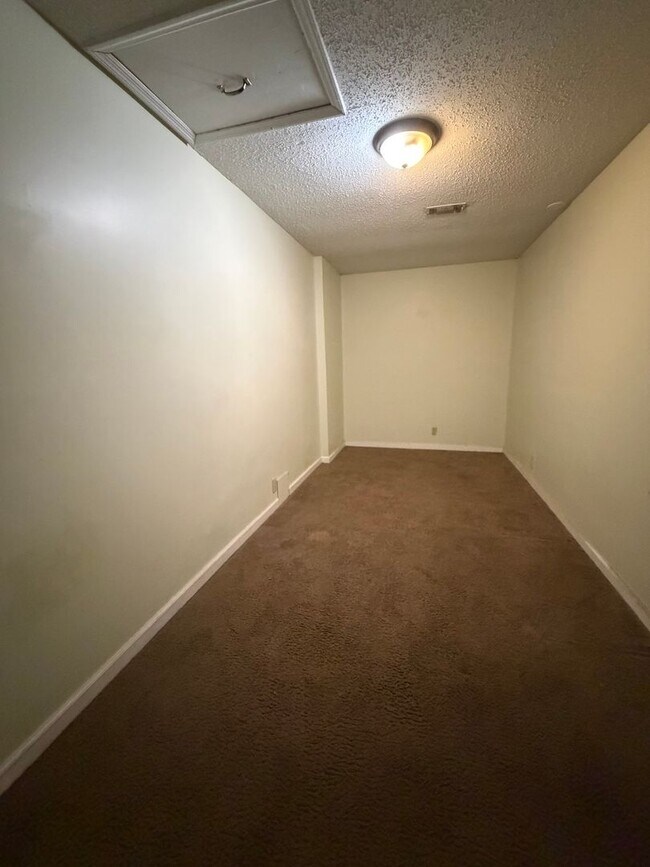 Building Photo - FOR RENT