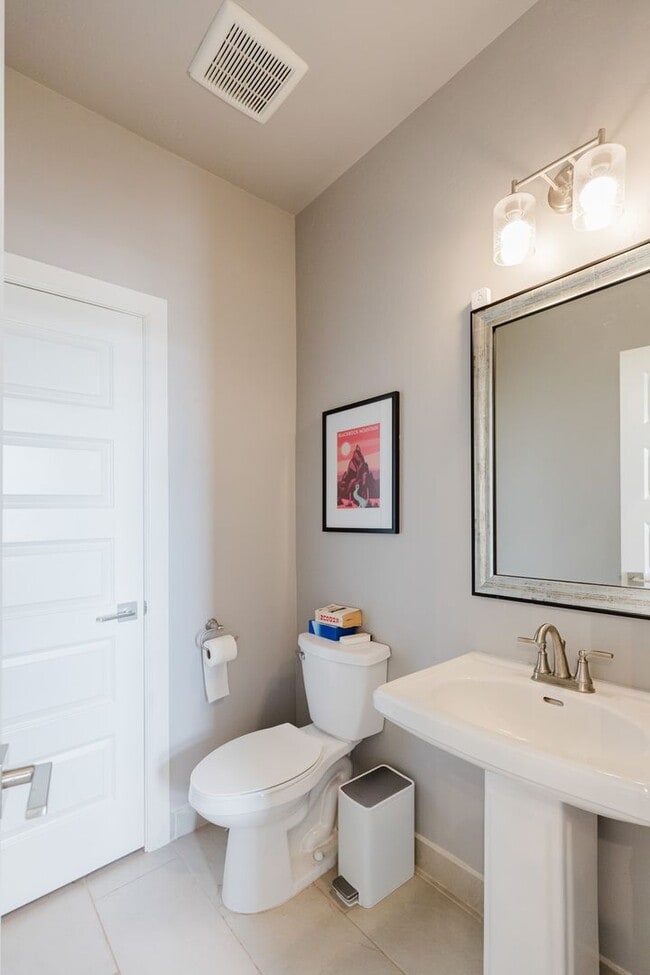 Building Photo - Modern 5 Bedroom Home with Solar Panels - ...