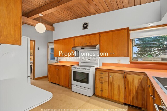 Building Photo - 2 Bedroom Mid Century Modern Home with Total Privacy!