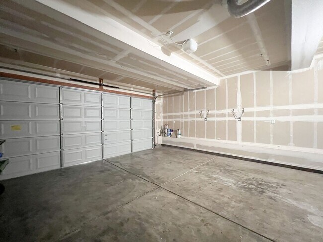 Building Photo - 3 Bd, 2.5 Ba Condo in Elk Grove