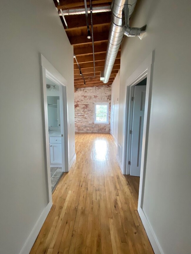 Building Photo - Immaculate 2 Bed in Renovated Industrial W...