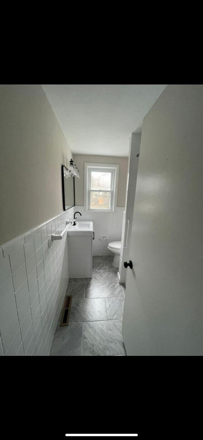 Building Photo - 206 Ava Ave